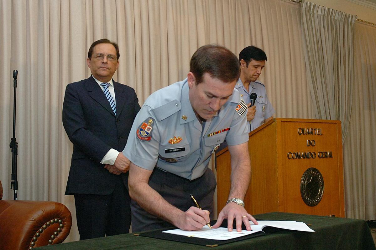 Em 2011, o reitor da USP João Grandino Rodas e o comandante da PM paulista Alvaro Batista Camilo assinam termo de cooperação | Francisco EmoloJornal da USP
