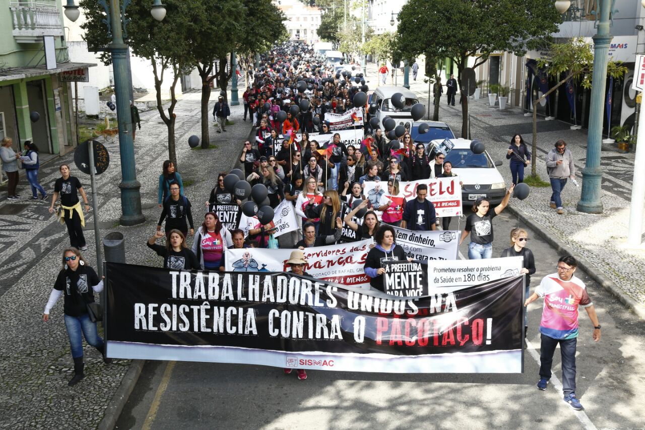 Servidores fazem passeata da Câmara até a prefeitura de Curitiba | Aniele Nascimento/Gazeta do Povo