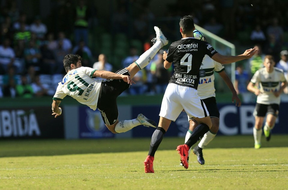 Henrique Almeida em disputa de bola com Balbuena. | Marcelo Andrade/Gazeta do Povo