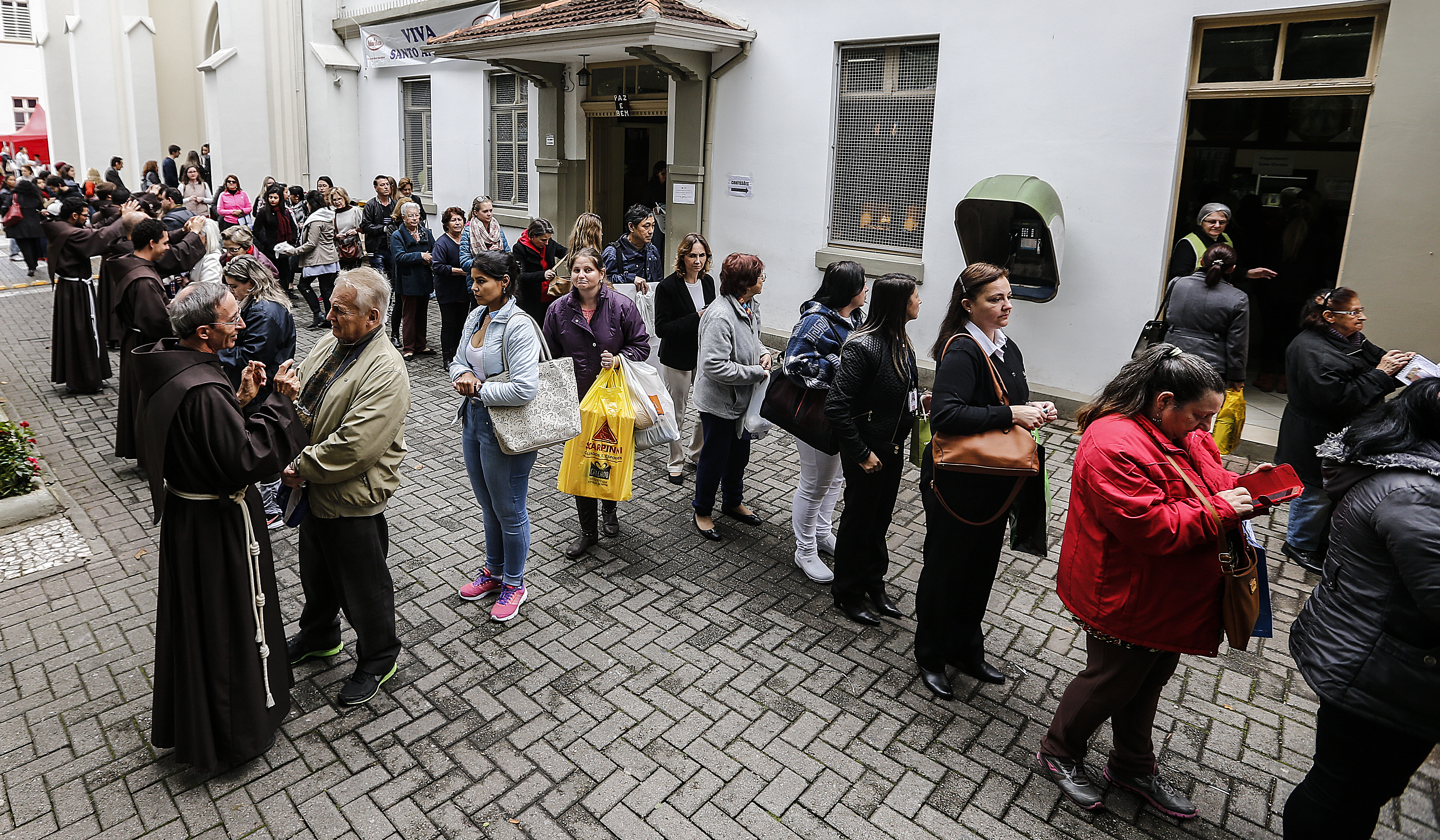 Fila na entrada da Paróquia Senhor Bom Jesus dos Perdões: distribuição de bolo e pão bento | Jonathan Campos/Gazeta do Povo