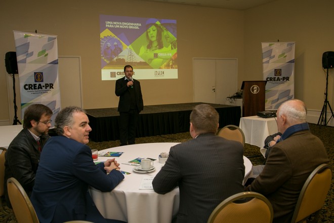 Felipe Augusto Pasqualini, assessor de comunicação do Crea-PR, introduz o evento | Foto: Roberto Gilliard /Crea-PR