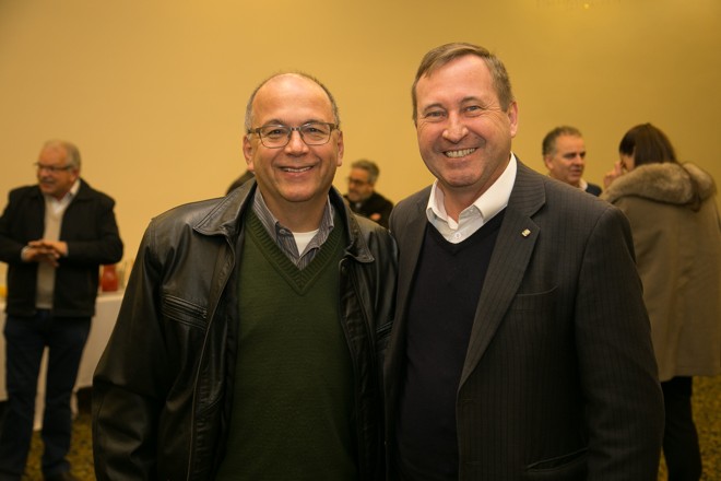 Carlos Bittencurt (presidente do Sindicato dos Engenheiros no Estado do Paraná -Senge-PR) e Joel Krüger. | Foto: Roberto Gilliard /Crea-PR