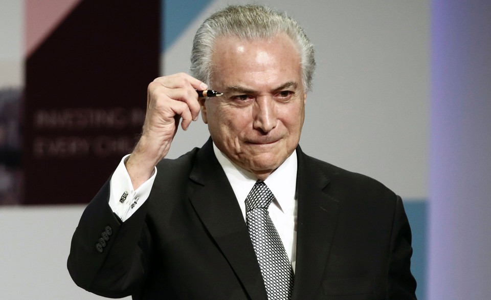 Temer “dribla” Lava Jato e autoriza BC a negociar acordo de delação com bancos Temer: em “guerra” com Rodrigo Janot, presidente dá canetada que pode tirar poderes do MPF. | Miguel Schincariol/AFP
