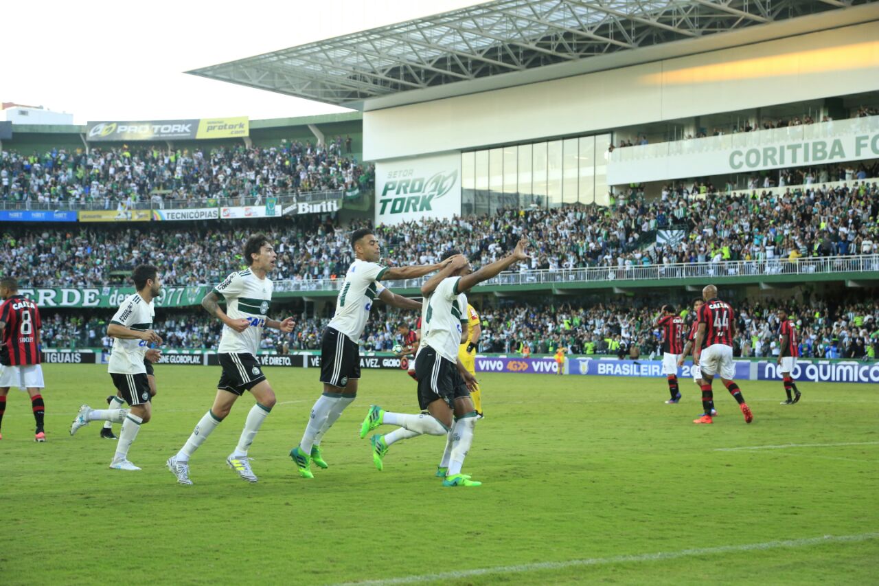 Márcio parte para a comemoração após o gol que valeu a vitória do Coxa. | Marcelo Andrade/Gazeta do Povo