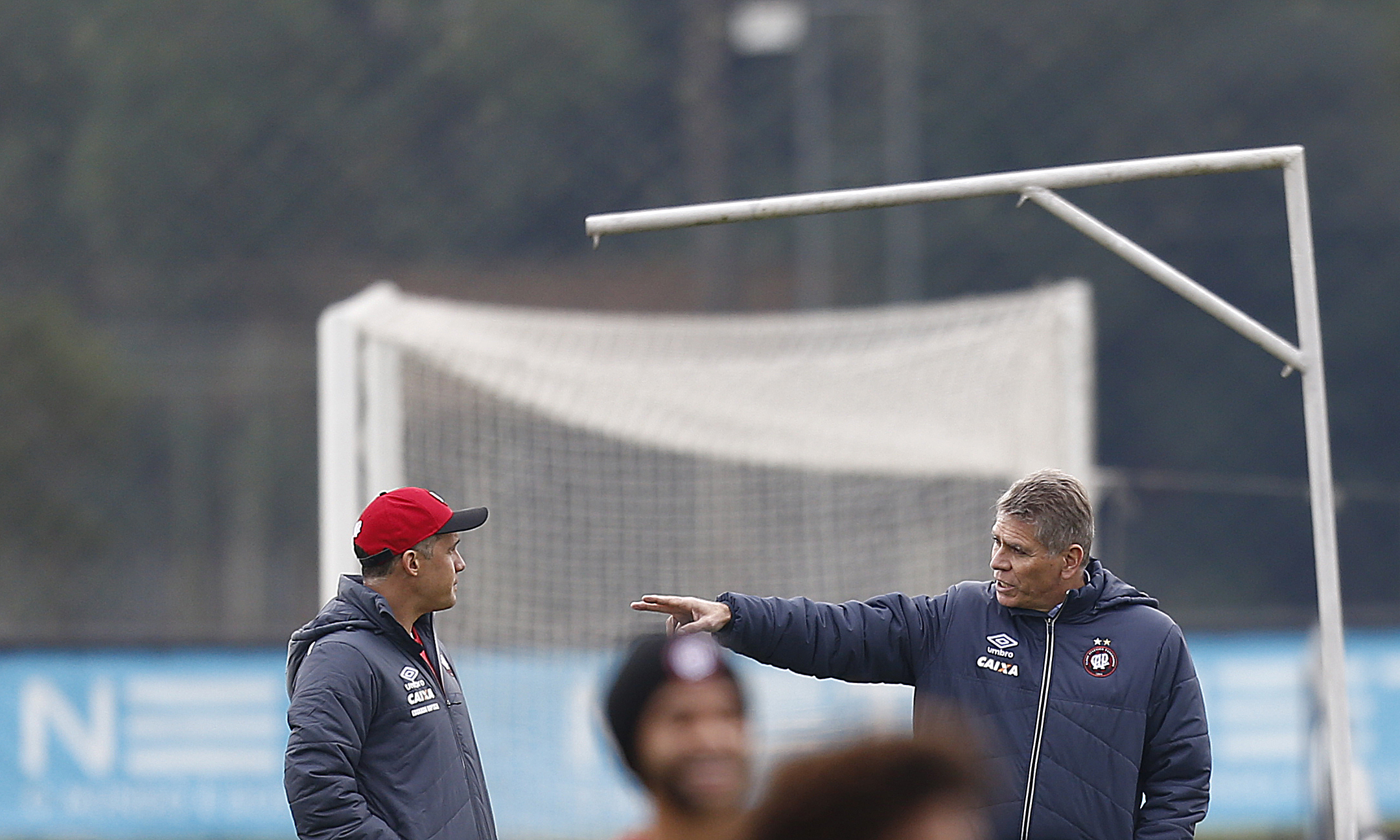 Paulo Autuori conversou com Baptista durante o treino | Jonathan Campos/Gazeta do Povo