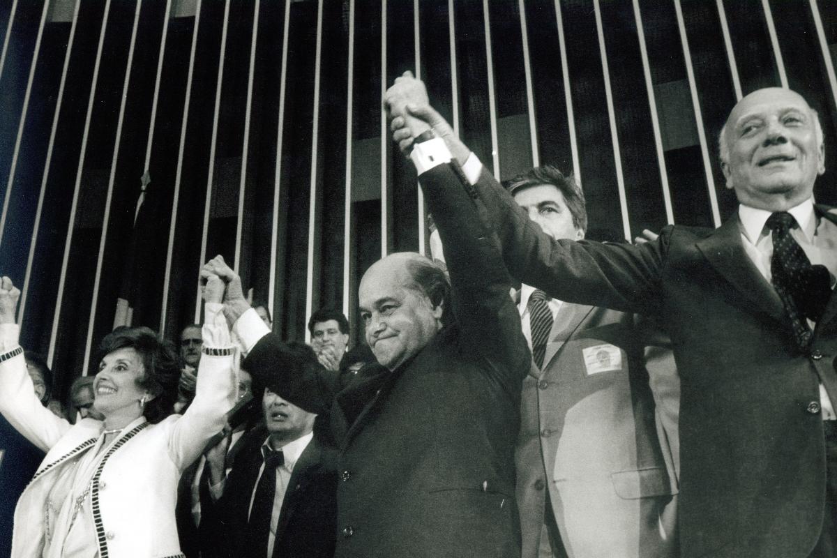 Tancredo Neves, ao lado de Ulisses Guimarães, é aclamado presidente no Congresso Nacional, após eleições indiretas | Celio Azevedo
