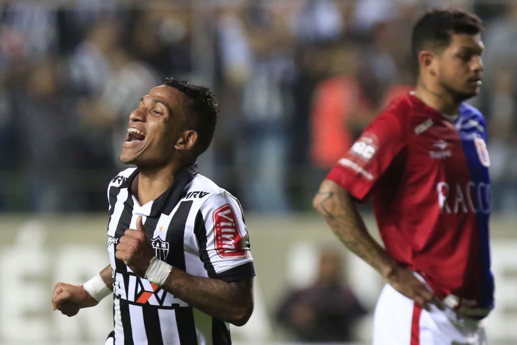Otero comemora gol olímpico marcado contra o Paraná. | DANIEL TEOBALDO/ESTADÃO CONTEÚDO