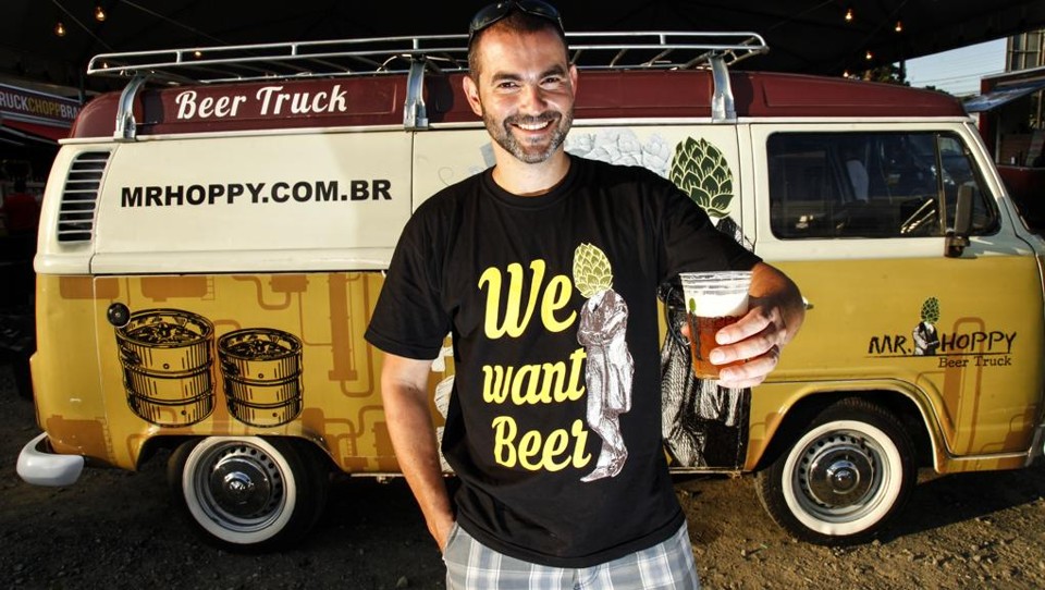 Com a atmosfera dos festivais de cerveja e das feiras de food trucks, rede curitibana cresce vendendo cerveja e hambúrguer a R$ 10. | André Rodrigues/Gazeta do Povo