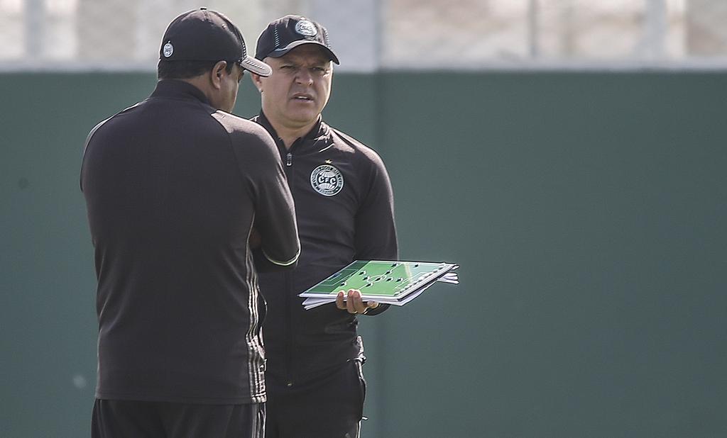 Pachequinho barra Alecsandro contra o Vasco. | Jonathan Campos/Gazeta do Povo