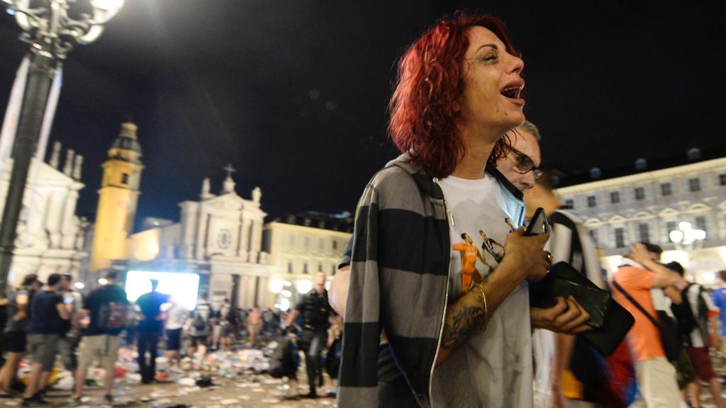 Um homem teria soltado um rojão no meio dos torcedores e gritado que era uma bomba, provocando correria. | MASSIMO PINCA/AFP