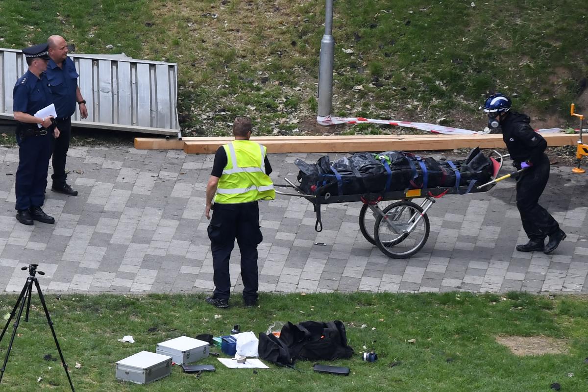 Policiais e bombeiros trabalham na remoção de corpos das vítimas do incêndio na Torre Grenfell, em Londres | CHRIS J RATCLIFFEAFP