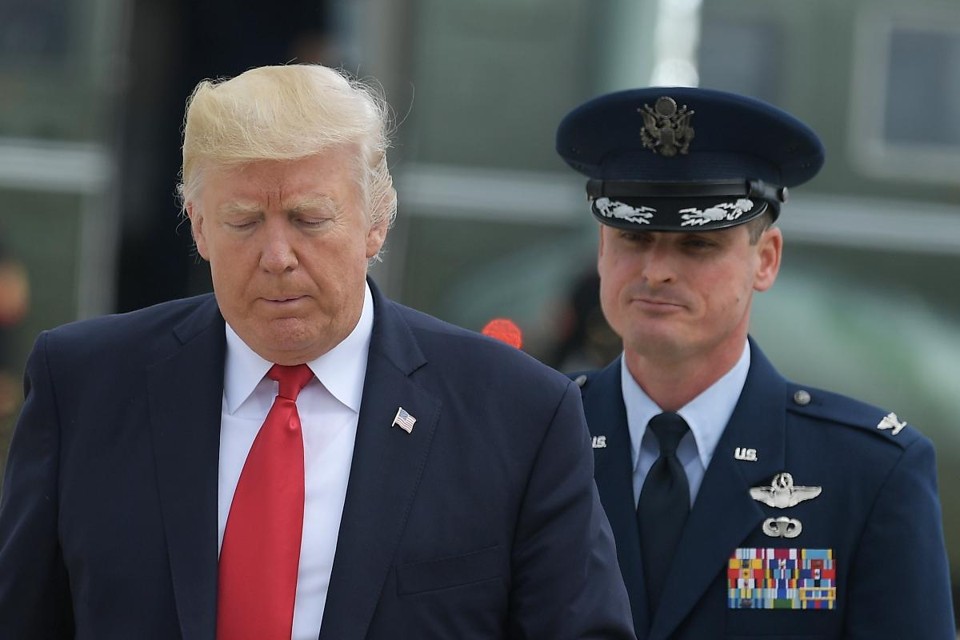 Donald Trump se dirigindo ao embarque em direção a Miami, Flórida | MANDEL NGANAFP