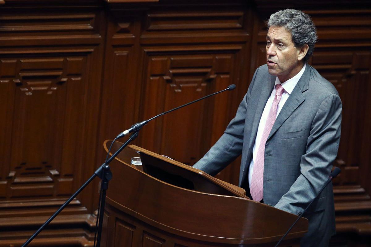 Alfredo Thorne discursa no plenário do Congresso, em Lima, capital do Peru | MELINA MEJIAAFP