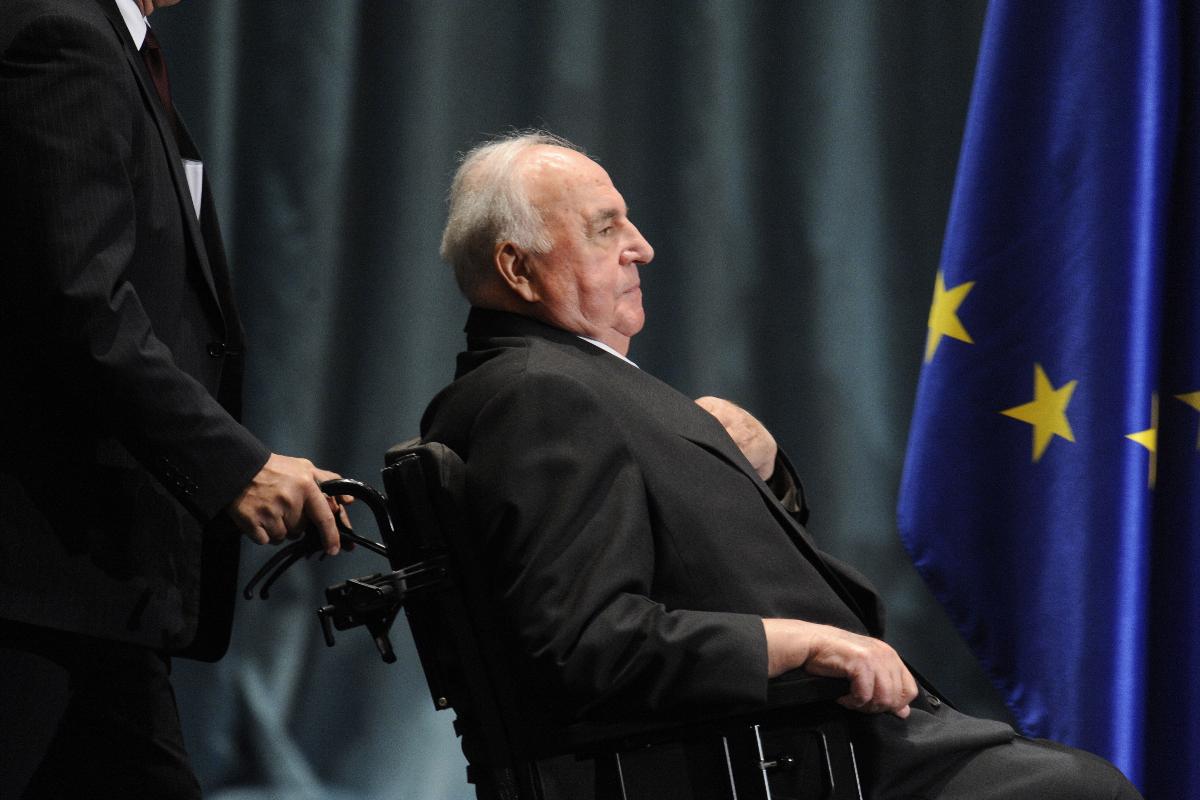Helmut Kohl sendo posicionado no palco para sua recepção oficial de aniversário em sua cidade natal Ludwigshafen | JOHN MACDOUGALLAFP