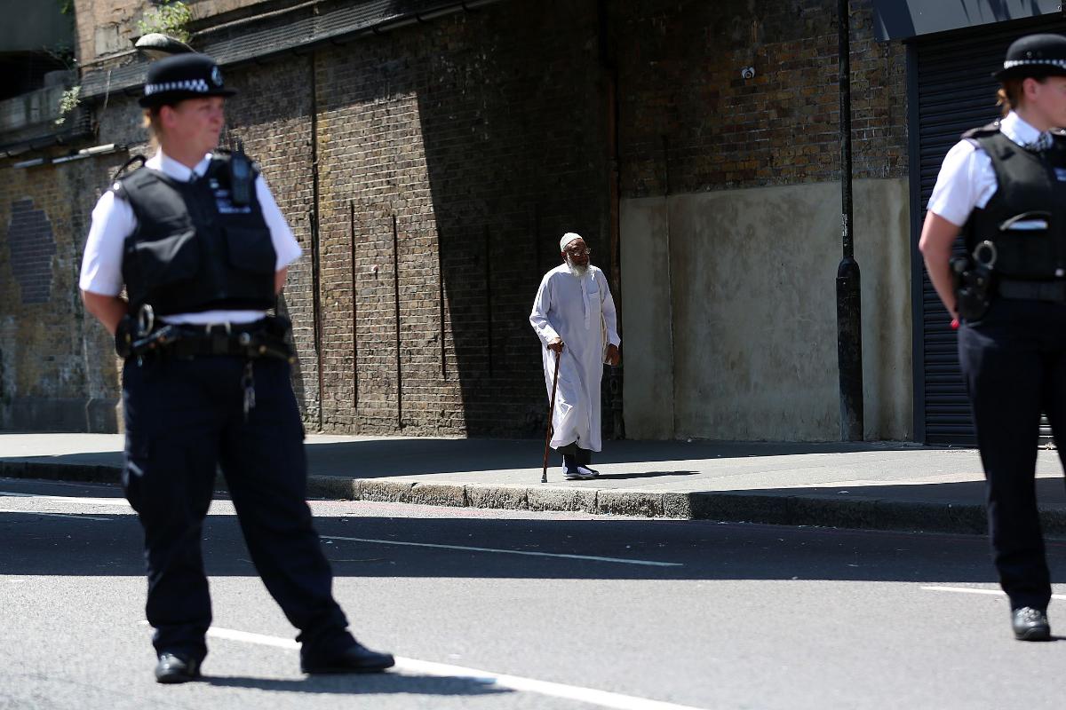 Policiais fazem cordão de isolamento após ataque em mesquitas de Londres | ISABEL INFANTESAFP