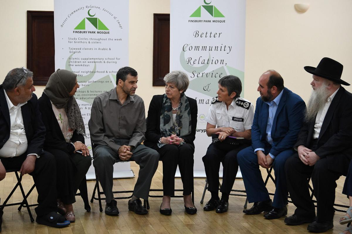 A primeira-ministra britânica, Theresa May (Centro) e a comissária da Polícia Metropolitana de Londres, Cressida Dick (ao lado de May), conversam com líderes religiosos nesta segunda-feira (19), após o atentado. | STEFAN ROUSSEAU/AFP