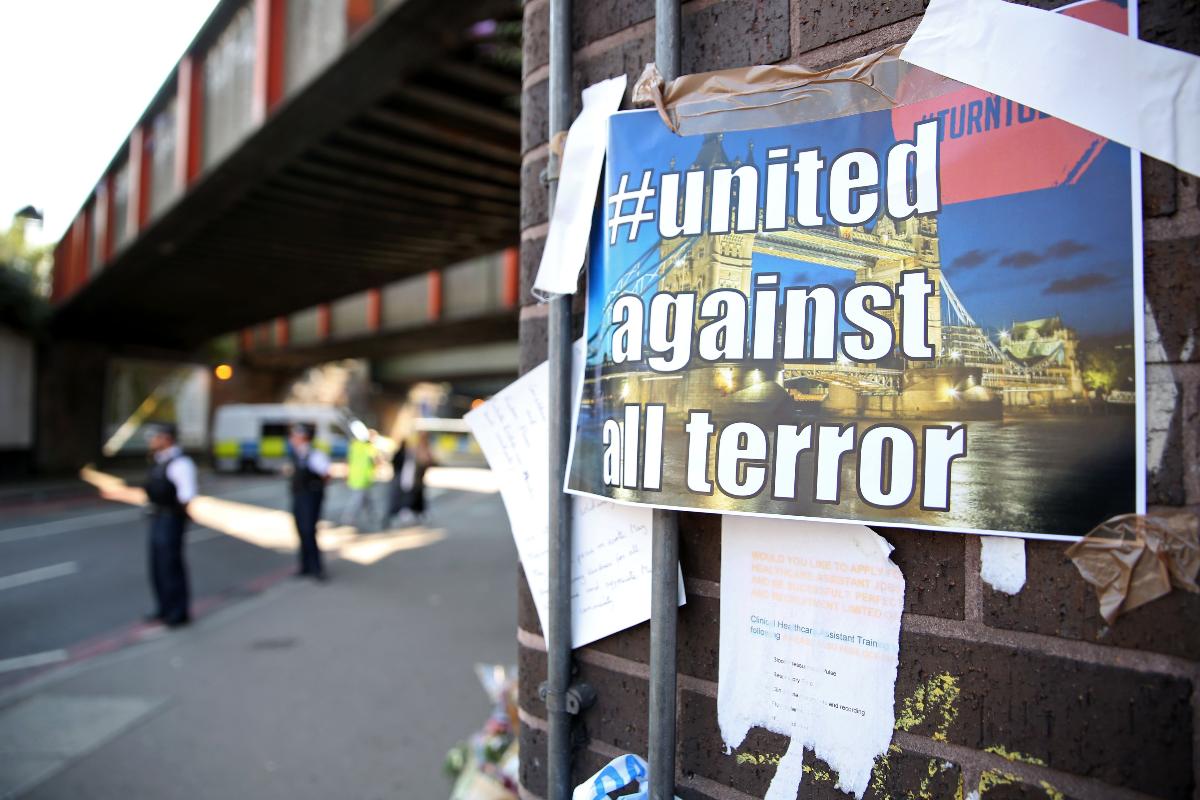Cartaz escrito “unidos contra o terror” é pendurado próximo ao local de atentado contra muçulmanos em Londres | ISABEL INFANTESAFP
