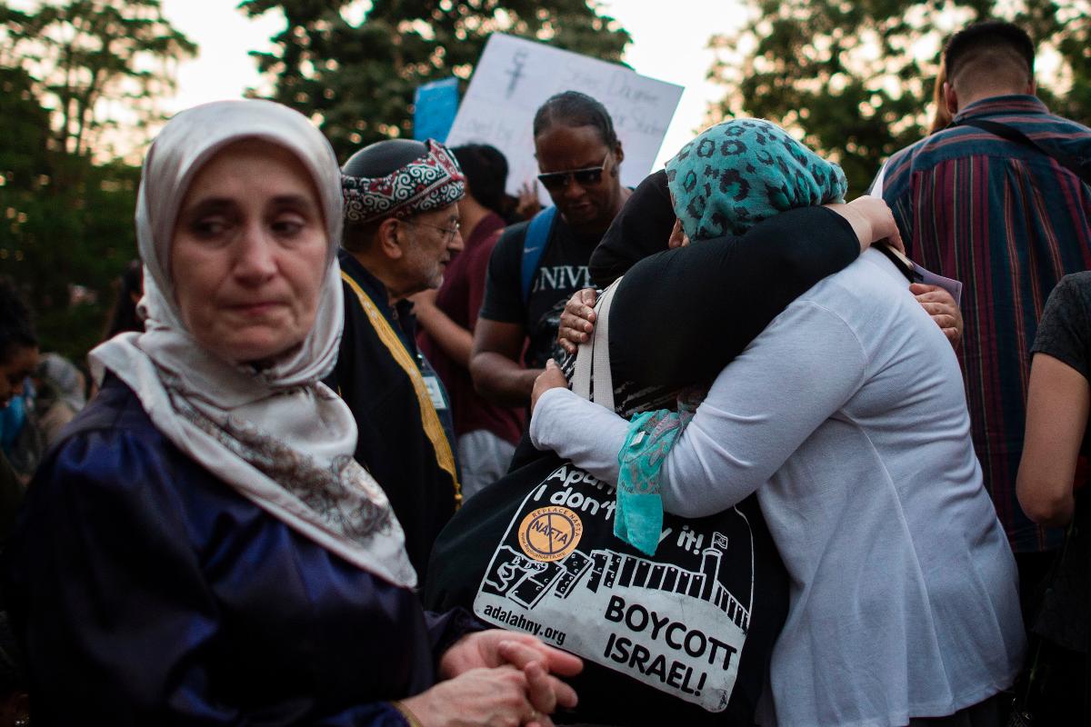Mulheres se abraçam durante vigília para Nabra Hassanen em Washington DC | ANDREW CABALLERO-REYNOLDSAFP