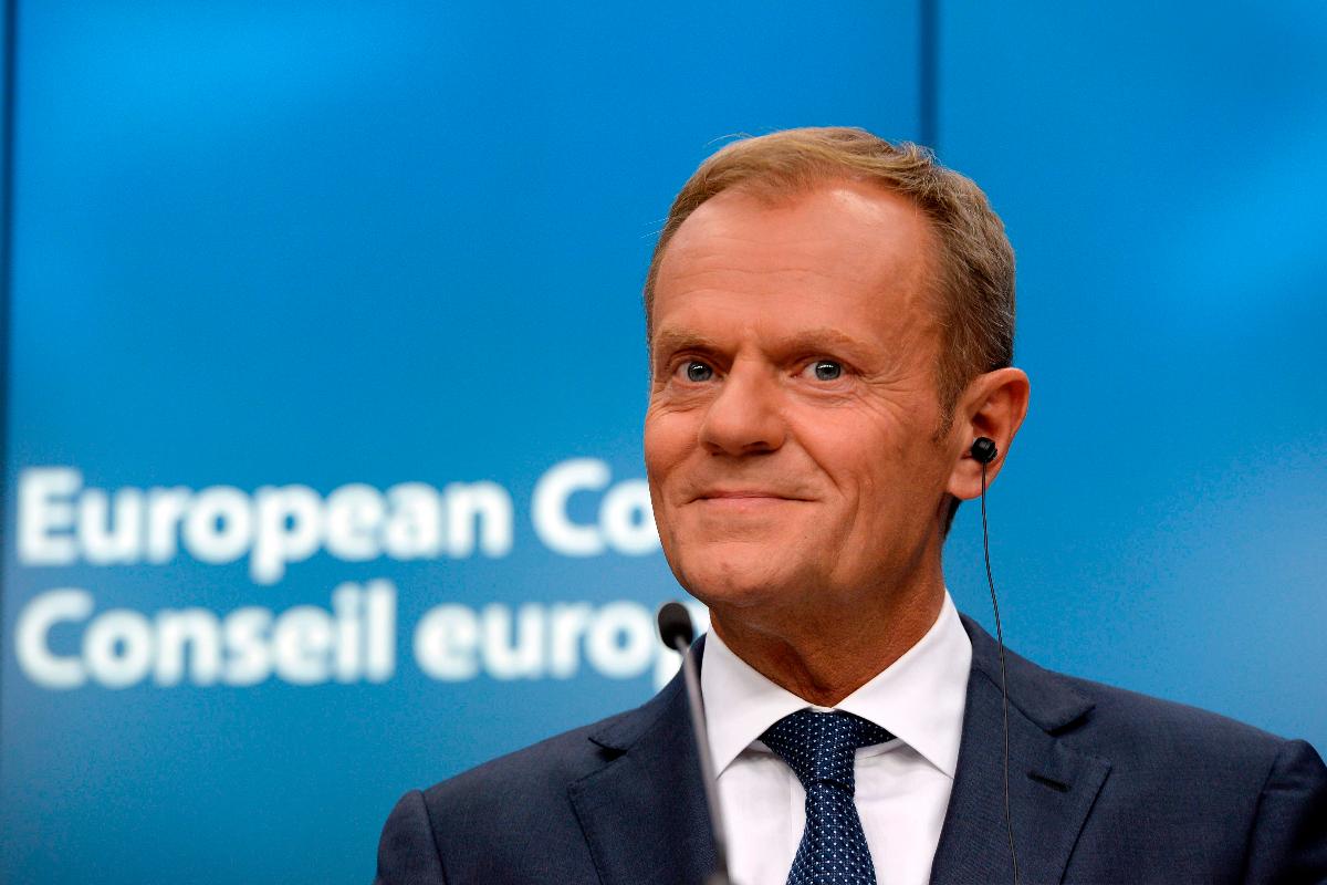 Donald Tusk conversa com jornalistas durante uma cúpula dos líderes da União Europeia | THIERRY CHARLIERAFP
