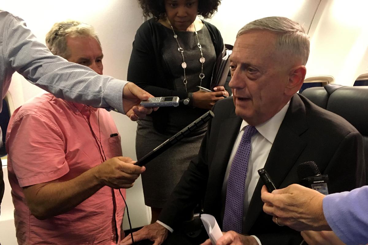 O secretário Jim Mattis fala aos jornalistas a bordo de um avião militar destinado à Europa | THOMAS WATKINSAFP