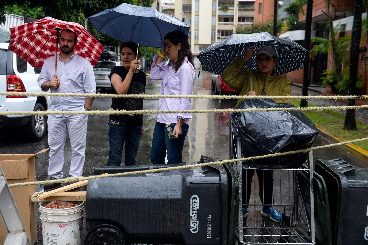 Ativistas bloqueiam ruas de Caracas mesmo sob forte chuva | FEDERICO PARRAAFP