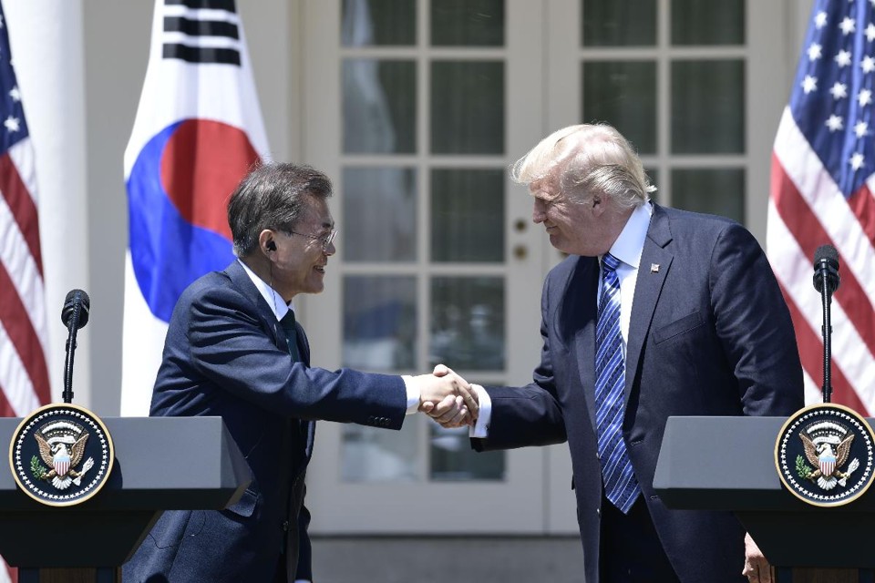 Trump e Moon Jae-in apertam as mãos durante coletiva de imprensa realizada no Rose Garden, na Casa Branca | BRENDAN SMIALOWSKIAFP