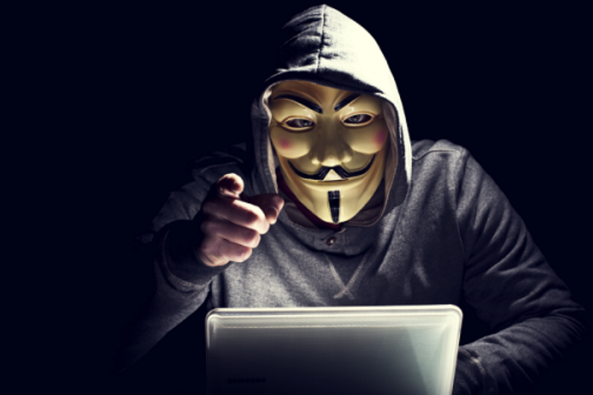 Usando com máscara de “V” de Vingança, homem fala em vídeo da Anonymous | Divulgação
