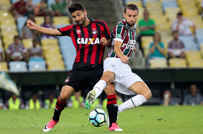 Eduardo da Silva divide bola com Henrique, do Flu. | Lucas Mercon/Fluminense FC