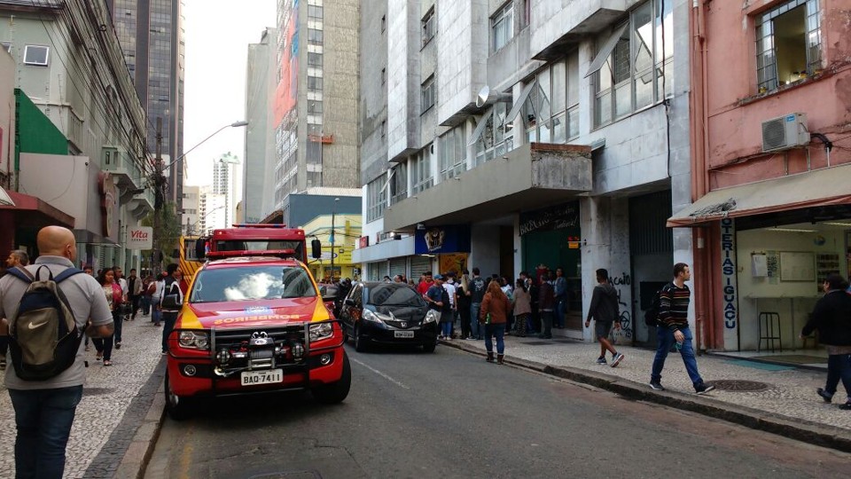 Ambulância do Siate presta atendimento em frente ao prédio onde elevador caiu | Vivian Faria/Gazeta do Povo
