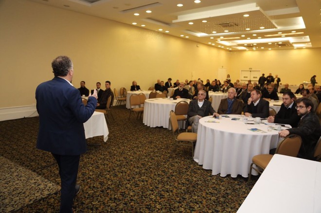 Giovani Ferreira realizou a palestra de abertura do evento. | Foto: Roberto Gilliard /Crea-PR