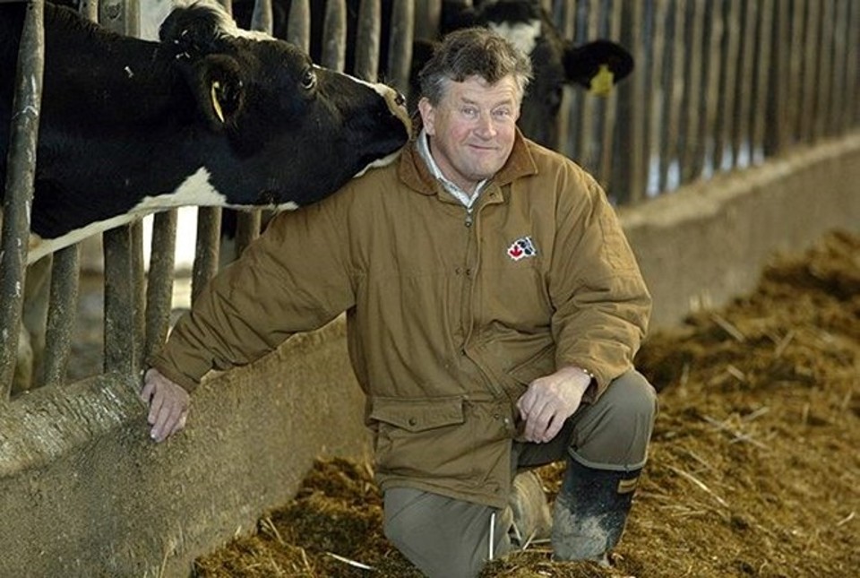 Cachorro esmaga fazendeiro milionário com pá carregadeira Derek Mead, 72 anos, era um pecuarista milionário da região de Somerset, na Inglaterra. Família ficou consternada com a perda. | Reprodução/Twitter