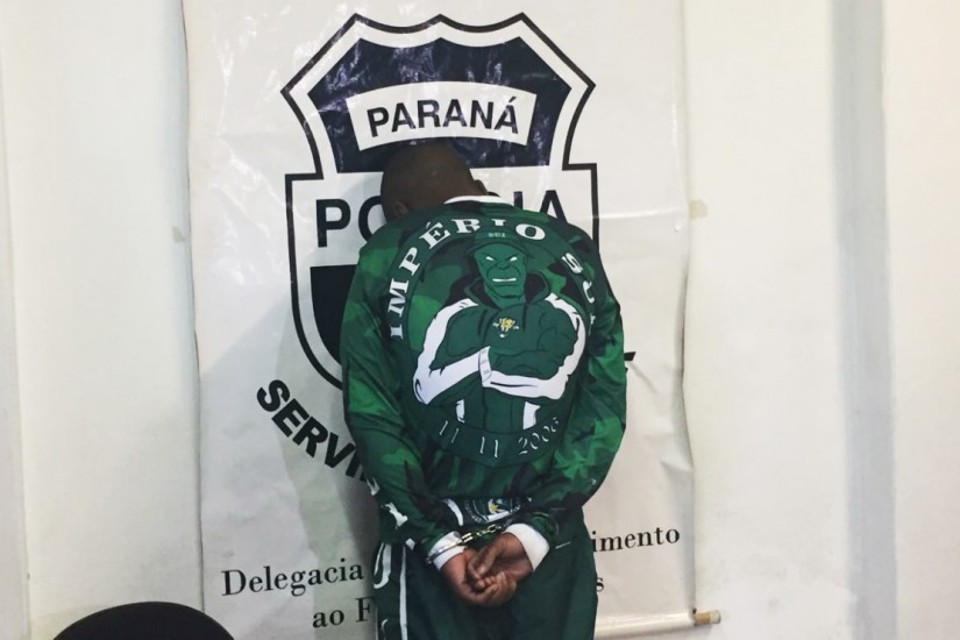 Torcedor do Coxa suspeito de agredir corintiano foi apresentado durante coletiva de imprensa | Felipe Rosa/Tribuna do Paraná