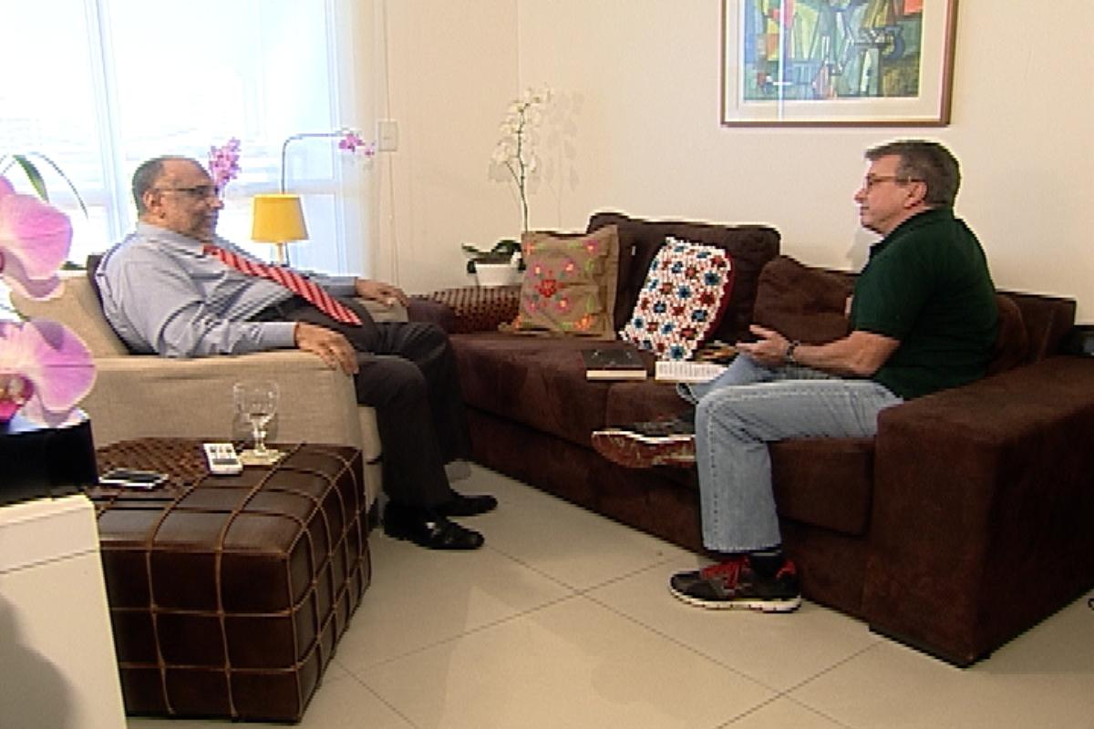 O apresentador Edney Silvestre entrevista o o jornalista Jorge Bastos Moreno | Globonews/Divulgação