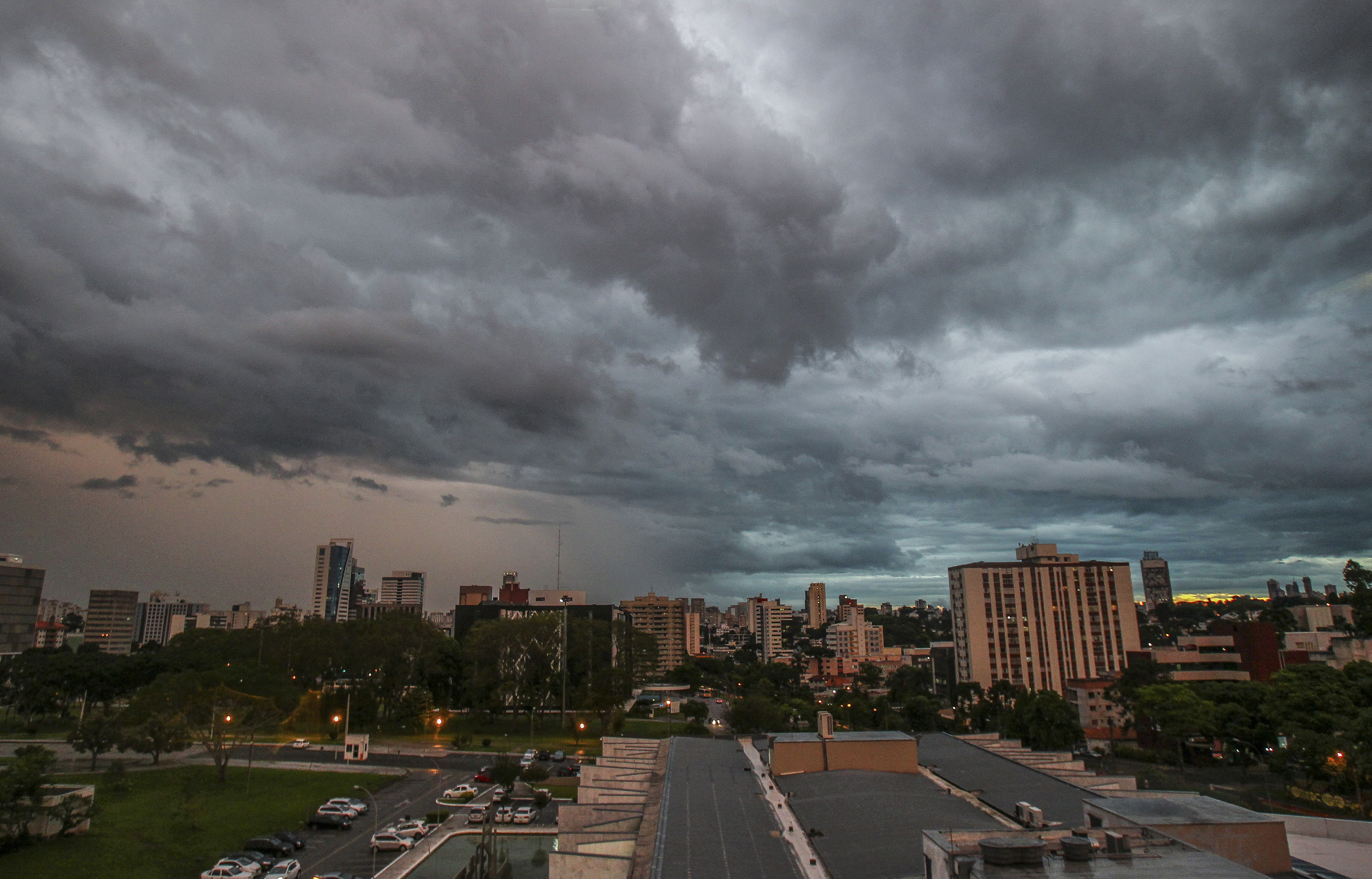 Dia começou nublado nesta segunda-feira em Curitiba | Daniel Castellano/Gazeta do Povo