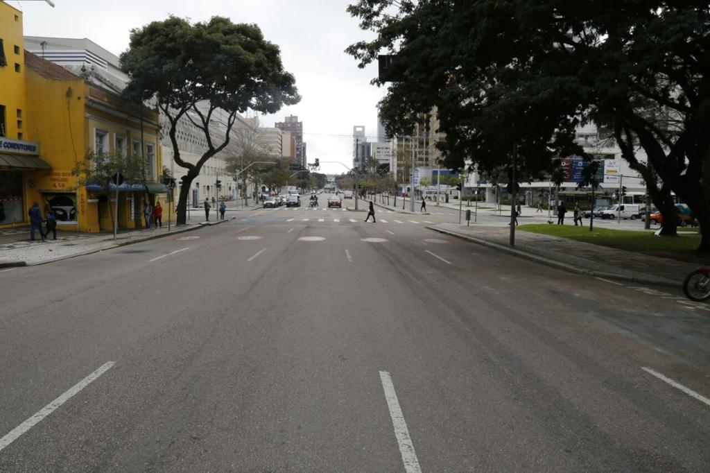 Por causa do feriado de Corpus Christi, parte da população de Curitiba viajou e as ruas amanheceram sem grande movimentação | Pedro Serapio/Gazeta do Povo