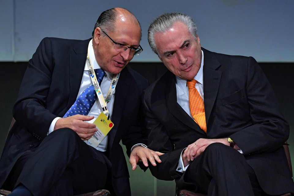 Indecisão do PSDB sobre desembarque do governo Temer amplia racha interno Governador Geraldo Alckmin conseguiu adiar votação no diretório estadual de São Paulo na segunda-feira (5) sobre saída imediata do PSDB do governo Michel Temer. | Nelson Almeida/AFP