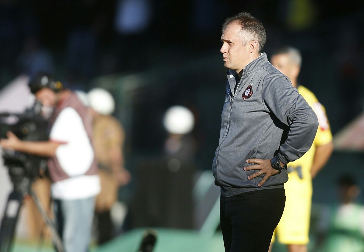 De acordo com Eduardo Baptista, Furacão tem de pensar em alcançar o grupo da Libertadores. | Lineu Filho/Gazeta do Povo