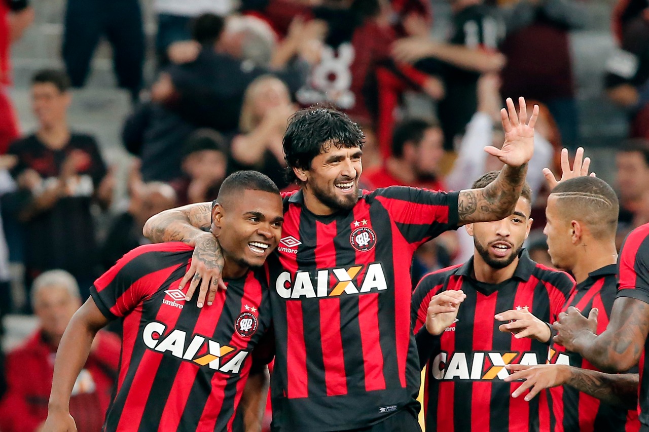Nikão e Lucho marcaram os gols que deram a classificação ao Atlético. | Albari Rosa/Gazeta do Povo