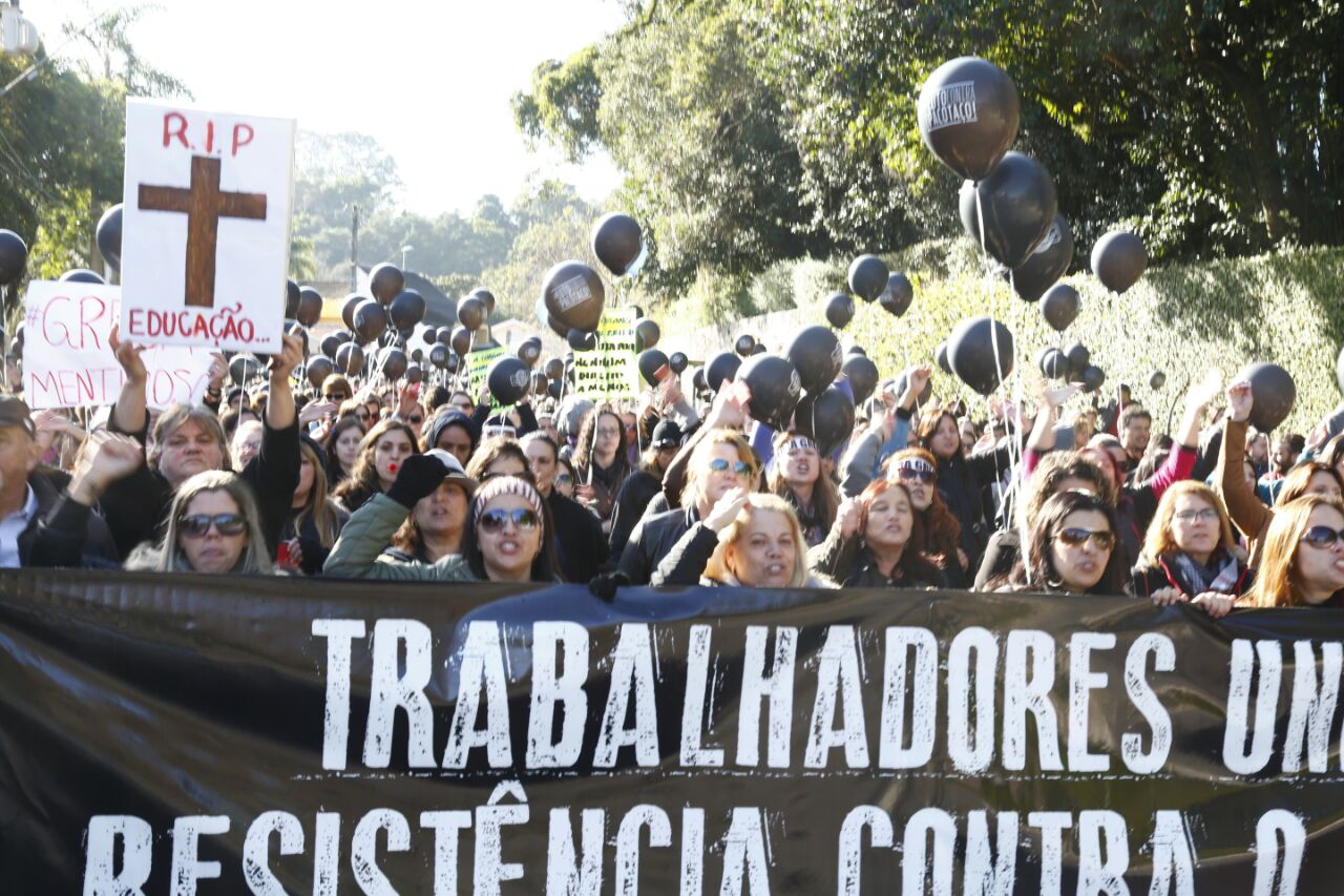Servidores protestam nos arredores da Ópera de Arame | Aniele Nascimento/Gazeta do Povo