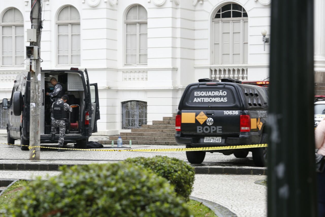 Esquadrão antibombas da PM avalia sacola suspeita na Praça Santos Andrade | Atila Alberti/Gazeta do Povo