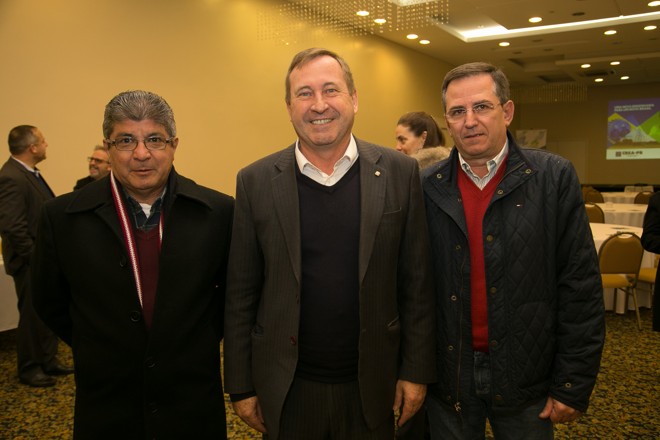 Valdir Rosa (presidente Mútua-PR), Joel Krüger e Paulo Paiva (diretor Mútua-PR) | Foto: Roberto Gilliard /Crea-PR