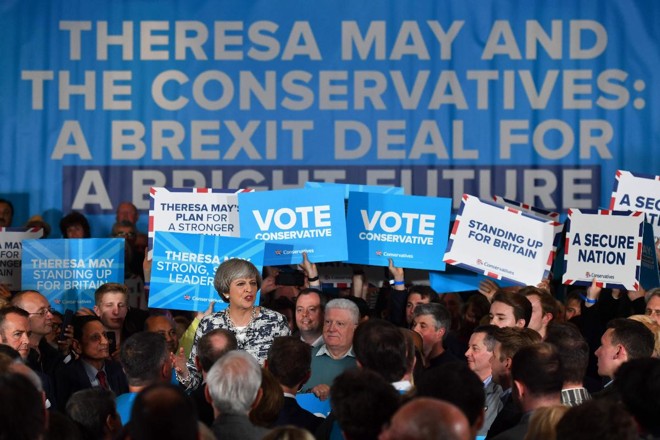 Theresa May: vitória praticamente garantida | BEN STANSALL/AFP