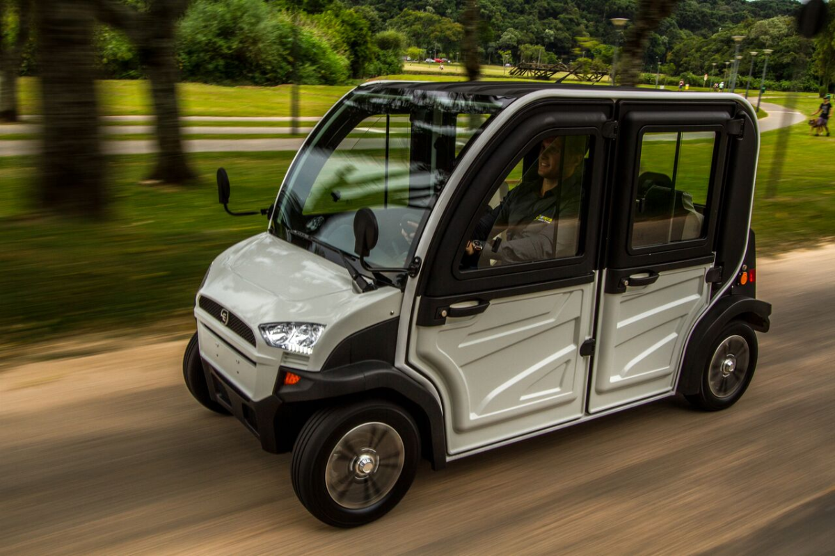 O modelo e.coTech4 tem capacidade para levar quatro passageiros e atingir uma velocidade de até 60 km/h. | Hitech Electric