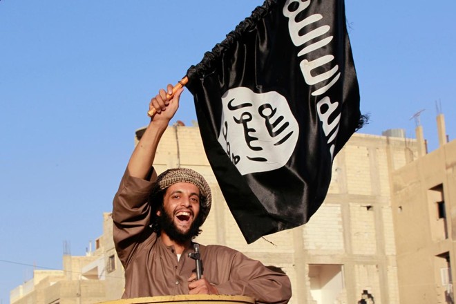 Militante do ISIS comemora tomada de Raqqa, província no norte da Síria | CK/KRSTRINGER