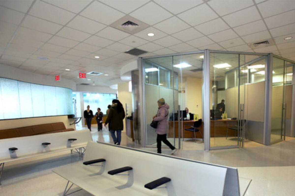 Lobby do hospital libanês Mount Hope, no Bronx, onde ocorreu o tiroteio | Divulgação