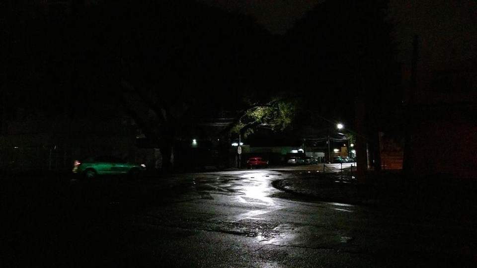 Ruas mal iluminadas viram esconderijo para assaltantes no Prado Velho | Durval Ramos/Gazeta do Povo