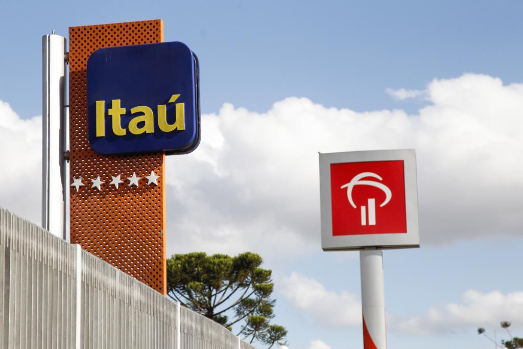 Das 20 organizações citadas pelo portal Love Mondays, com mais de 20 postagens cada, 15 são bancos ou bancos de investimento. Na foto, as marcas do Itaú e do Bradesco, citadas na lista. | Daniel Castellano/Gazeta do Povo