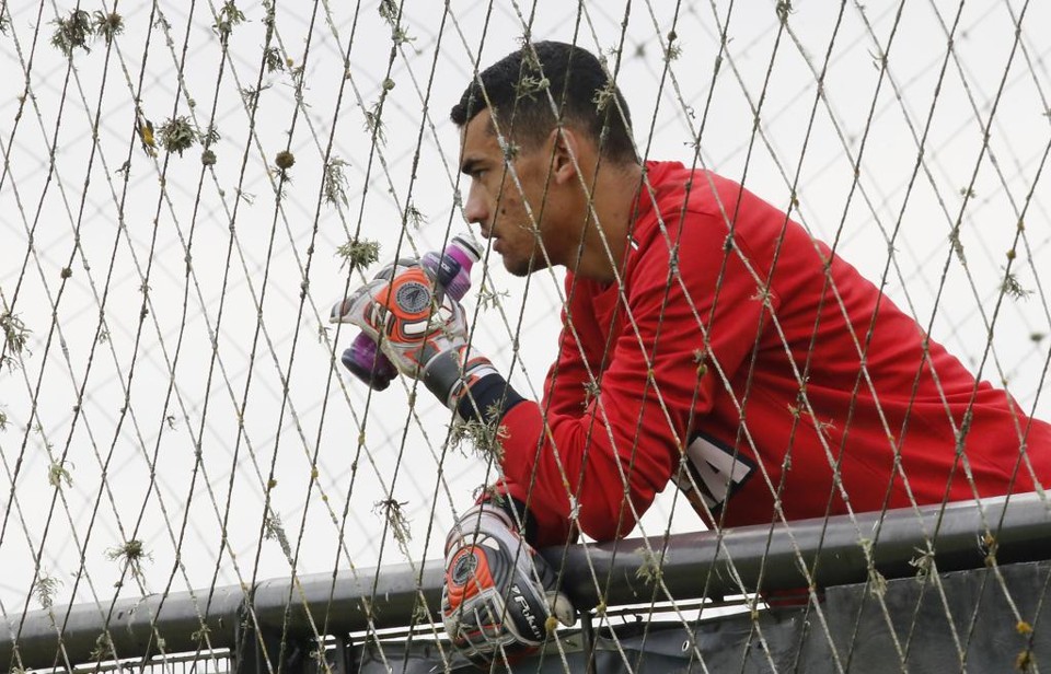 Atlético abre rodada em dia atípico, com ingresso barato e temendo desgaste físico Goleiro Santos será titular contra o Fluminense, no Rio. | Pedro Serapio/Gazeta do Povo