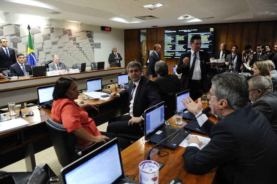 Reforma trabalhista é aprovada em comissão do Senado Senadores discutiram muito a reforma trabalhista nesta terça-feira (6) na CAE do Senado | Marcos Oliveira/Agência Senado