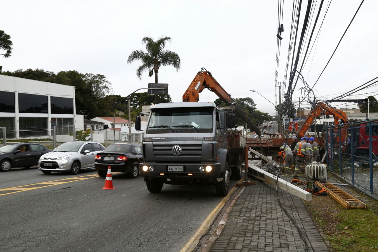 Funcionários da Copel trabalham no local do acidente | Aniele Nascimento/Gazeta do Povo